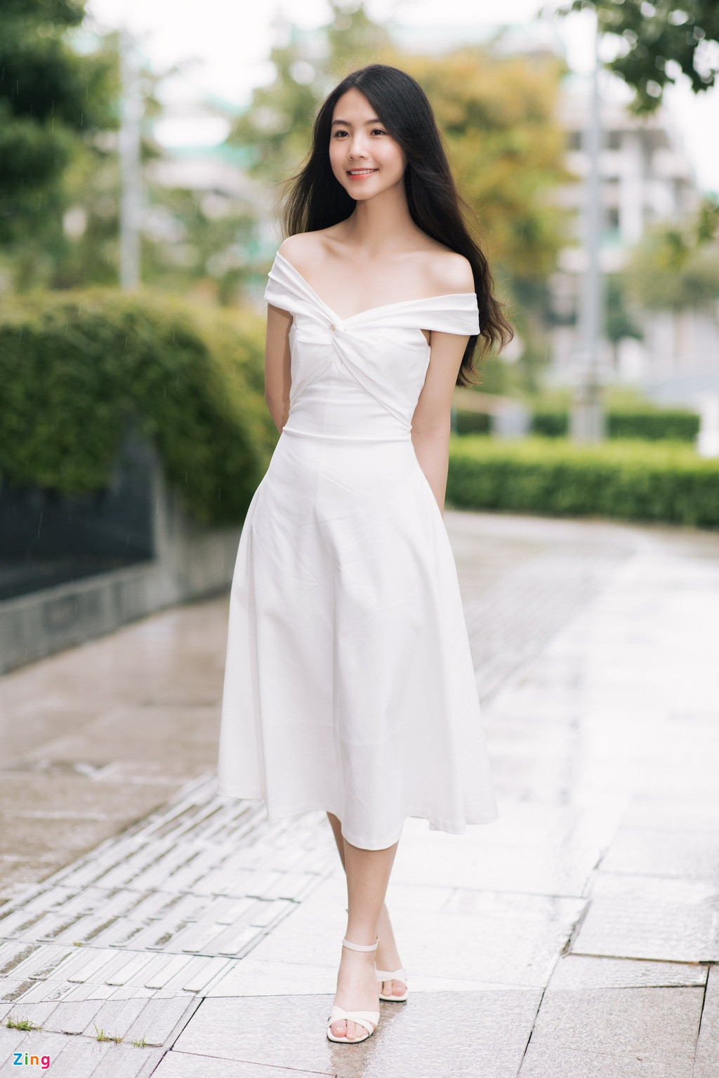 "Linh bằng tuổi tôi. Khi đăng quang Miss World Vietnam, cô ấy cũng rất bỡ ngỡ nhưng nhanh chóng thích nghi và đang làm rất tốt vai trò của mình".