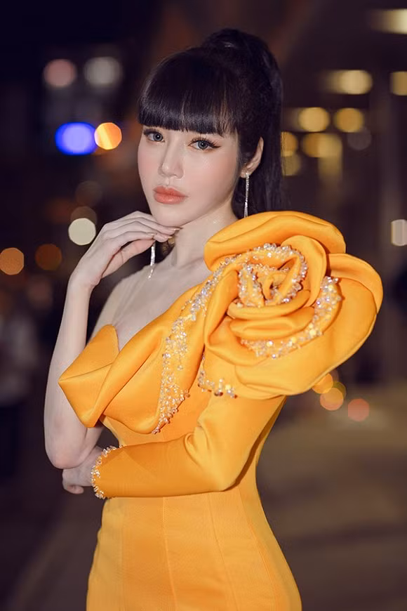 Trước đó khi tham gia một chương trình chung với nghệ sĩ hài Anh Đức. Xuất hiện trong buổi quay, Elly Trần khiến người hâm mộ vô cùng lo lắng khi nữ diễn viên lộ rõ vẻ ngoài gầy hơn rất nhiều so với trước đây.