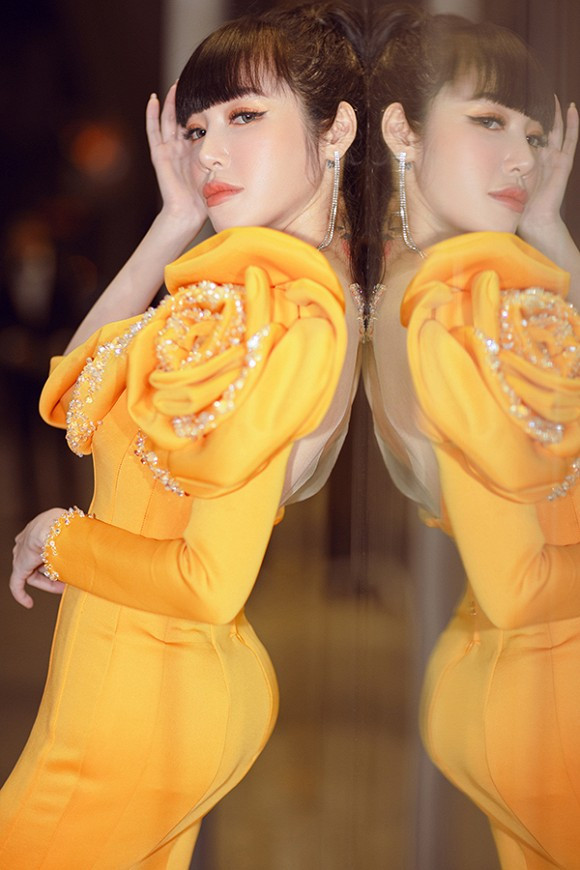  Hot girl Elly Trần tâm sự: "Dẫu biết là 1 ngày có 24 tiếng và những ai đang mang trên mình trách nhiệm thì cũng đều phải đi làm để mưu sinh. Nhưng khi bạn làm một công việc bình thường, lúc bạn buồn hay bạn đau, bạn vẫn có thể giữ nguyên cảm xúc ấy đến công ty làm việc, miễn sao hoàn thành xong công việc được giao là được".