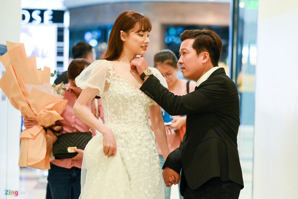 Xuất hiện tại buổi công chiếu phim ở TP.HCM, Trường Giang và Nhã Phương thu hút sự quan tâm của mọi người. Nam diễn viên hài luôn nắm chặt tay vợ, đôi khi chỉnh sửa trang phục cho cô.