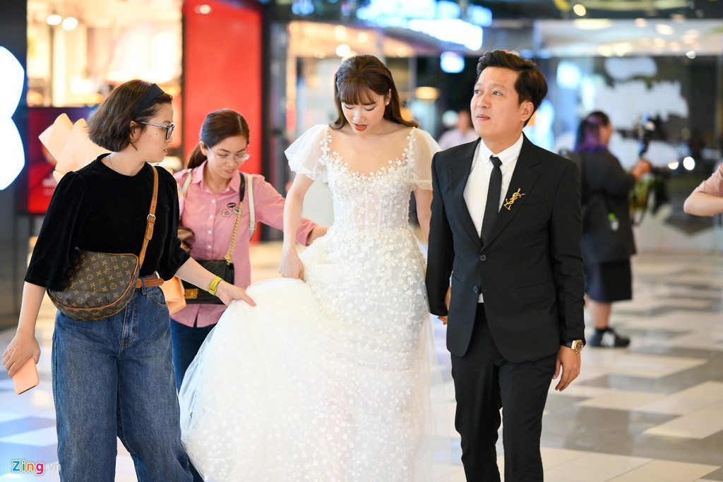 Diện đầm với phần chân váy dài nên Nhã Phương di chuyển khó khăn. Cô được hai trợ lý theo sát giúp đỡ.