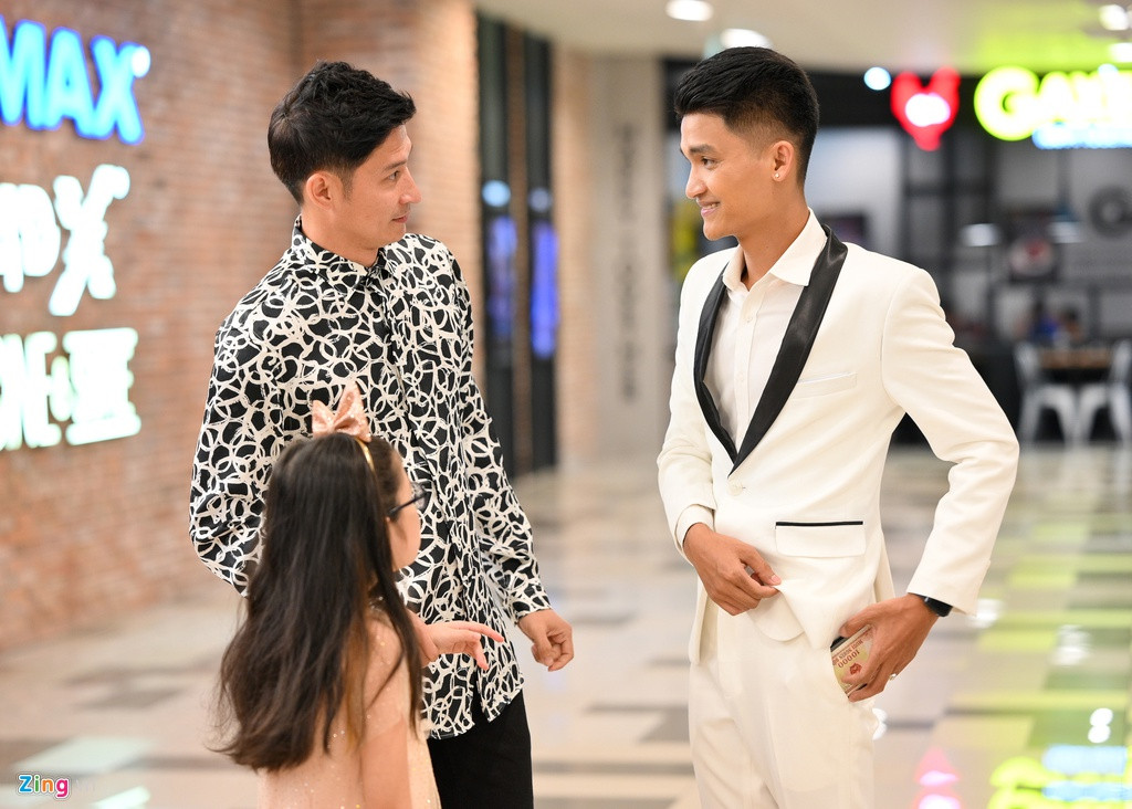 Huy Khánh đưa con gái đi xem phim. Anh hội ngộ Mạc Văn Khoa ở sự kiện. Nam diễn viên quê Hải Dương đã có một năm thành công khi được đề cử diễn viên hài của năm, tham gia nhiều dự án điện ảnh đình đám. Với 30 chưa phải là Tết, căng thẳng nhất với anh là khi cạo đầu trọc. Theo anh, bất lợi khi cạo trọc là da đầu nóng rát, đau đầu lúc quay dưới nắng.