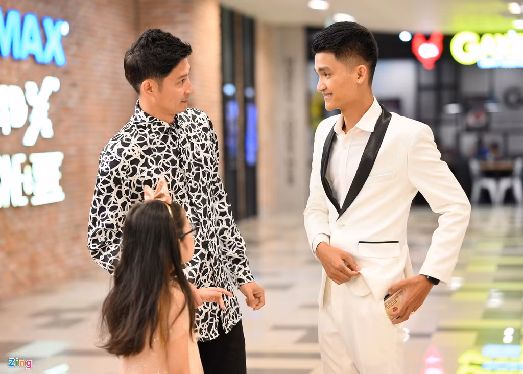 Huy Khánh đưa con gái đi xem phim. Anh hội ngộ Mạc Văn Khoa ở sự kiện. Nam diễn viên quê Hải Dương đã có một năm thành công khi được đề cử diễn viên hài của năm, tham gia nhiều dự án điện ảnh đình đám. Với 30 chưa phải là Tết, căng thẳng nhất với anh là khi cạo đầu trọc. Theo anh, bất lợi khi cạo trọc là da đầu nóng rát, đau đầu lúc quay dưới nắng.