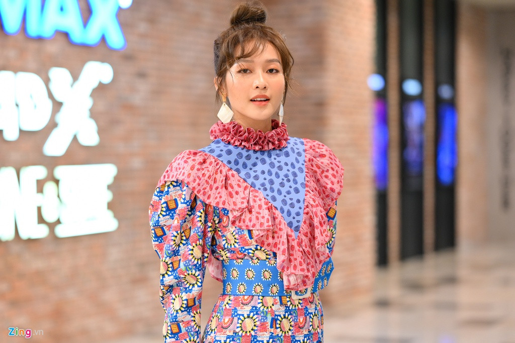 Khả Ngân diện đầm nhiều màu sắc gây tranh cãi. Không ít ý kiến cho rằng trang phục của cô lòe loẹt, sến sẩm.