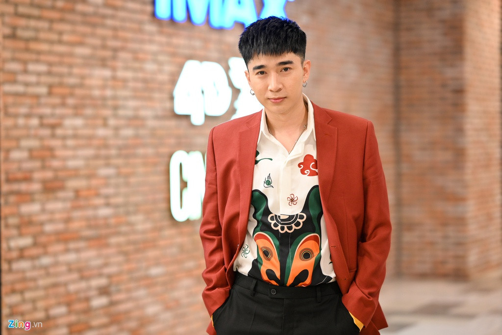 Chi Dân và Lan Ngọc được cho là một cặp. Nhưng cả hai hạn chế xuất hiện cùng nhau ở các sự kiện. Mới đây, nữ diễn viên có phim Gái già lắm chiêu 3 ra mắt, nam ca sĩ cũng vắng mặt.