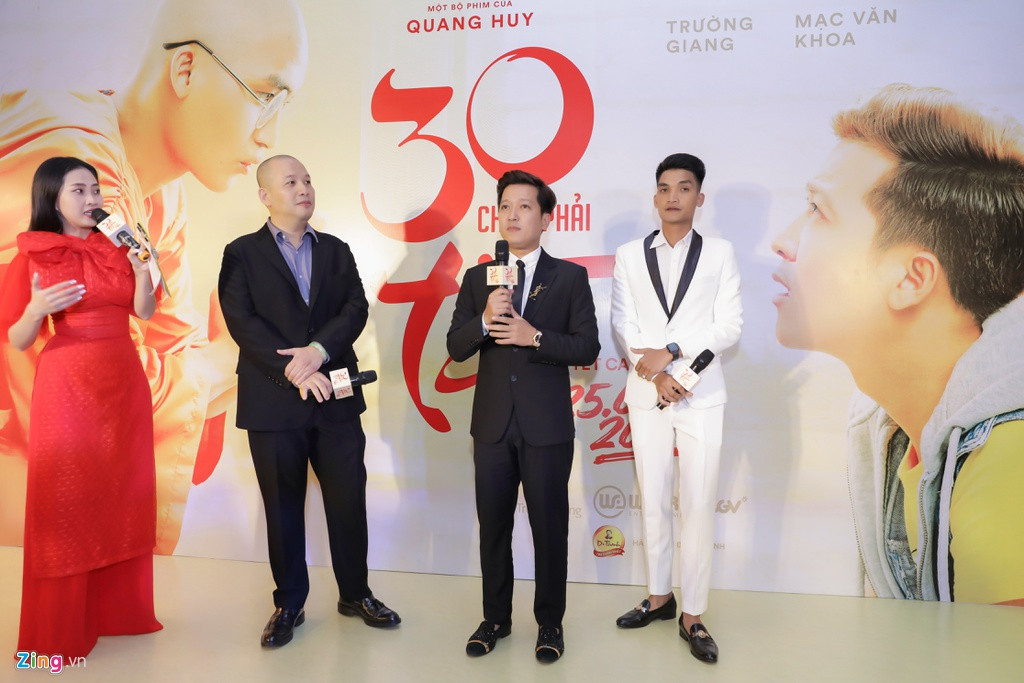 Trường Giang, Mạc Văn Khoa và Quang Huy kể lại những khó khăn trong quá trình quay phim. Cụ thể phim quay vào dịp có nhiều mưa bão, áp thấp nhiệt đới do đó, thời gian bị kéo dài gấp đôi dự kiến.