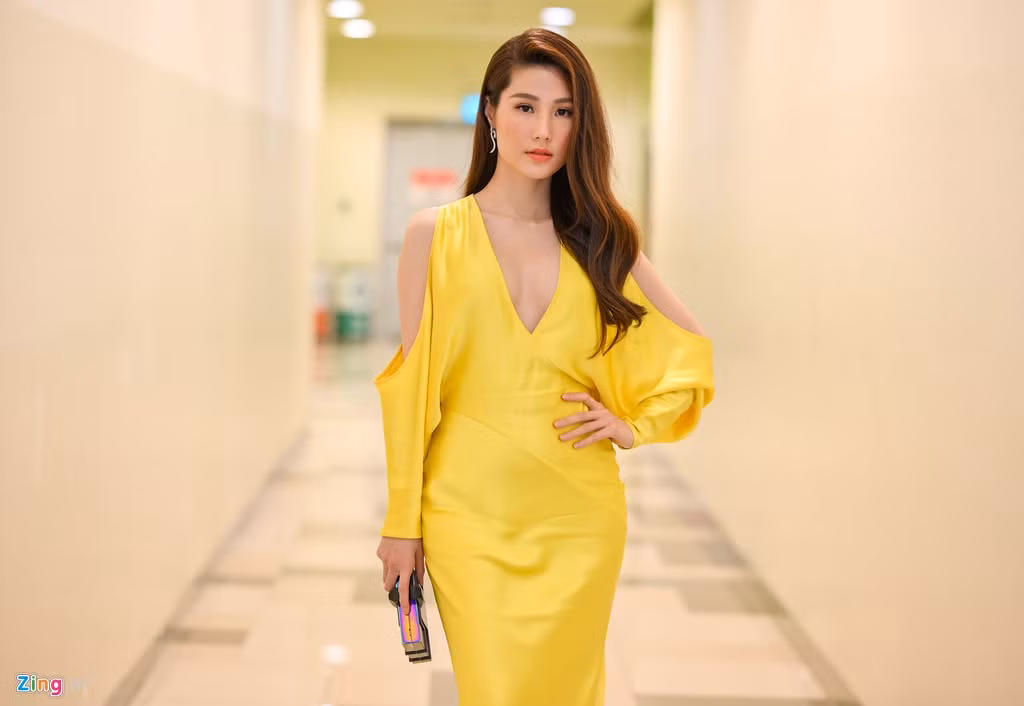 Diễm My 9X diện đầm cổ khoét sâu. Nữ diễn viên vừa hoàn thành phim truyền hình của VFC. Sau 4 tháng ra Bắc đóng phim cô đã có những người bạn thân thiết như Lã Thanh Huyền, Huyền Lizzie, Thùy Anh.