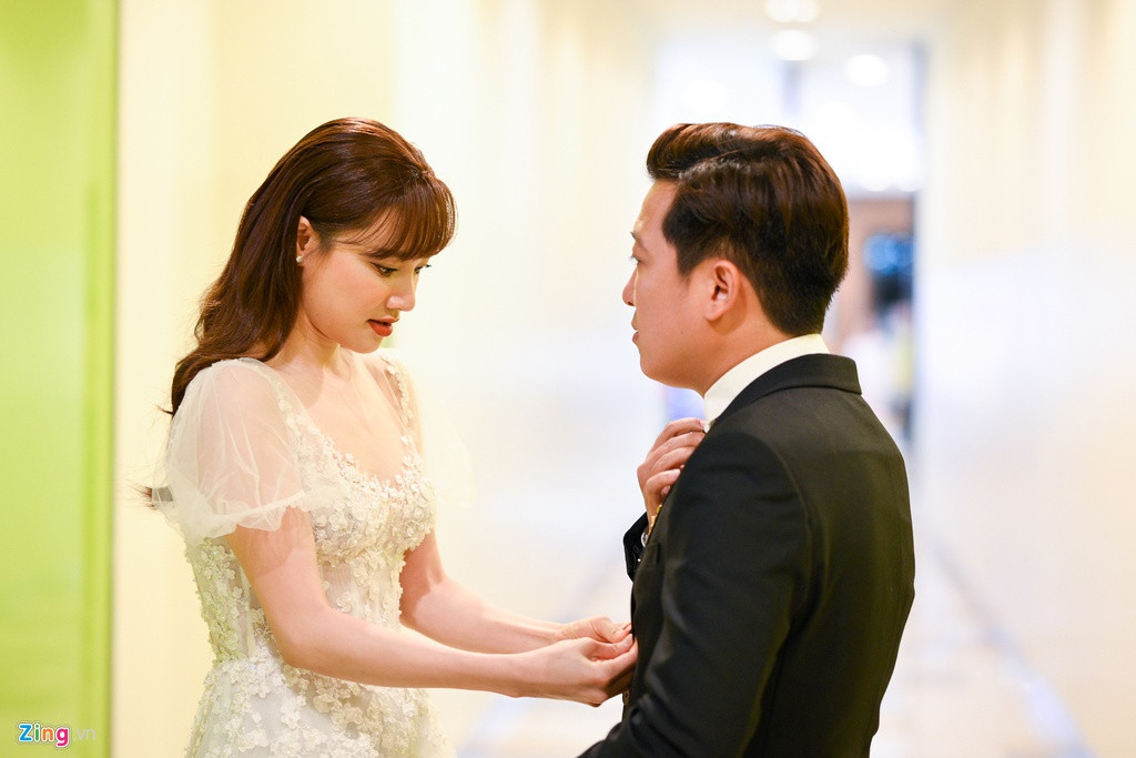 Từ khi kết hôn, Trường Giang chứng tỏ là người chồng mẫu mực bởi luôn cưng chiều, quan tâm vợ. Anh cho biết ở nhà, đảm nhận vai trò đầu bếp chính. "Nhờ tôi nấu mà vợ ăn rất nhiều vẫn không bị mập. Tuy nhiên, cô ấy bị ám ảnh về mập. Cô ấy tập rất nhiều môn thể dục", Trường Giang tiết lộ.