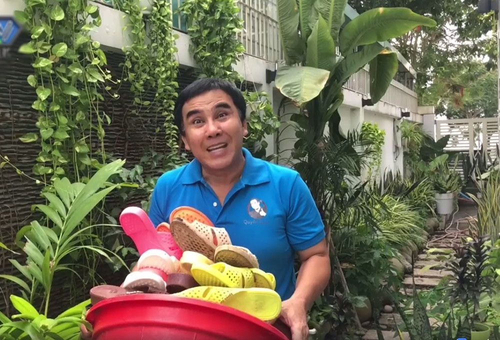 Quyền Linh vốn là "MC quốc dân" được nhiều khán giả truyền hình yêu thích bởi lối sống giản dị, chất phác. Dù có cơ ngơi đồ sộ nhưng mỗi khi xuất hiện, nam MC đều chọn cho mình hình ảnh giản dị với dép tổ ong, áo phông, quần jeans,... Đặc biệt, anh rất thích làm từ thiện, giúp đỡ những hoàn cảnh khó khăn. Điều này càng khiến Quyền Linh ghi điểm trong mắt người hâm mộ.