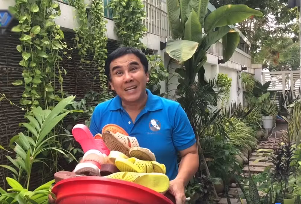 Quyền Linh vốn là "MC quốc dân" được nhiều khán giả truyền hình yêu thích bởi lối sống giản dị, chất phác. Dù có cơ ngơi đồ sộ nhưng mỗi khi xuất hiện, nam MC đều chọn cho mình hình ảnh giản dị với dép tổ ong, áo phông, quần jeans,... Đặc biệt, anh rất thích làm từ thiện, giúp đỡ những hoàn cảnh khó khăn. Điều này càng khiến Quyền Linh ghi điểm trong mắt người hâm mộ.