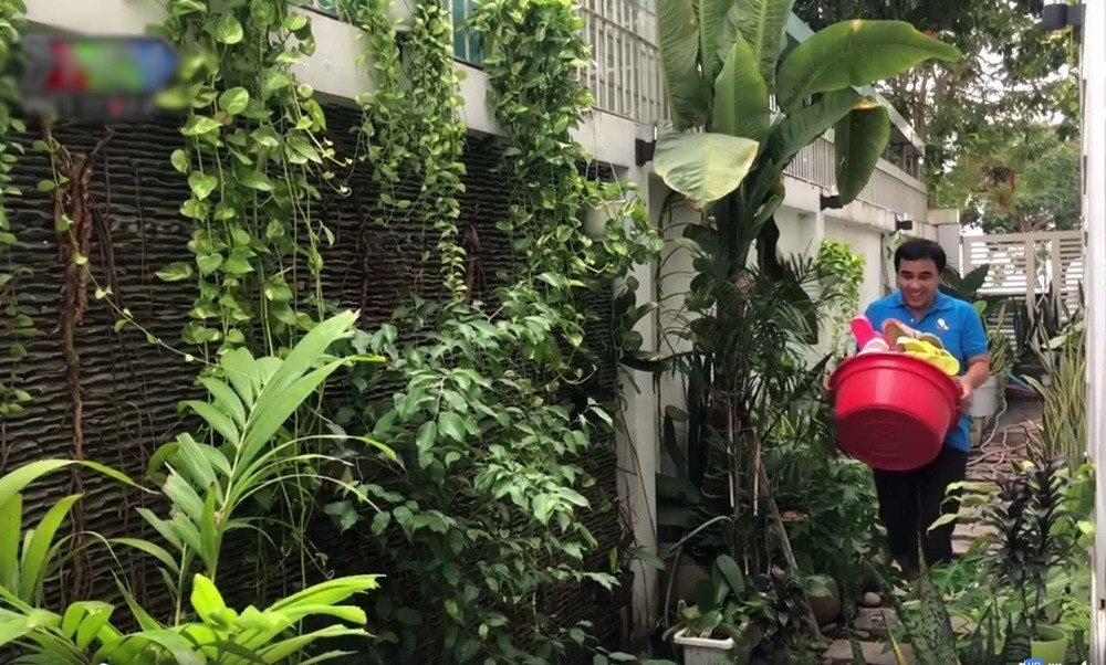 Trên trang cá nhân, MC Quyền Linh đăng tải video khoe 'siêu thị' dép tổ ong với đủ loại màu sắc khiến nhiều người trầm trồ.