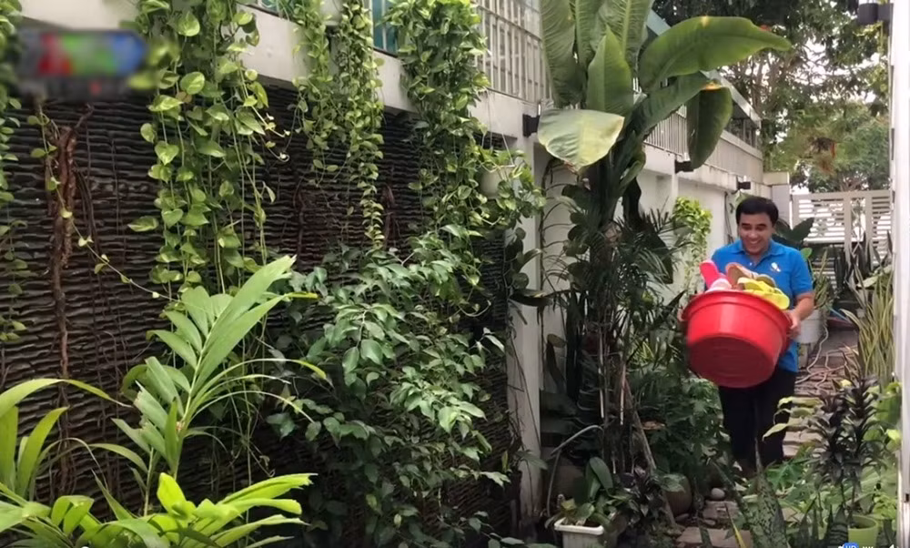 Trên trang cá nhân, MC Quyền Linh đăng tải video khoe 'siêu thị' dép tổ ong với đủ loại màu sắc khiến nhiều người trầm trồ.