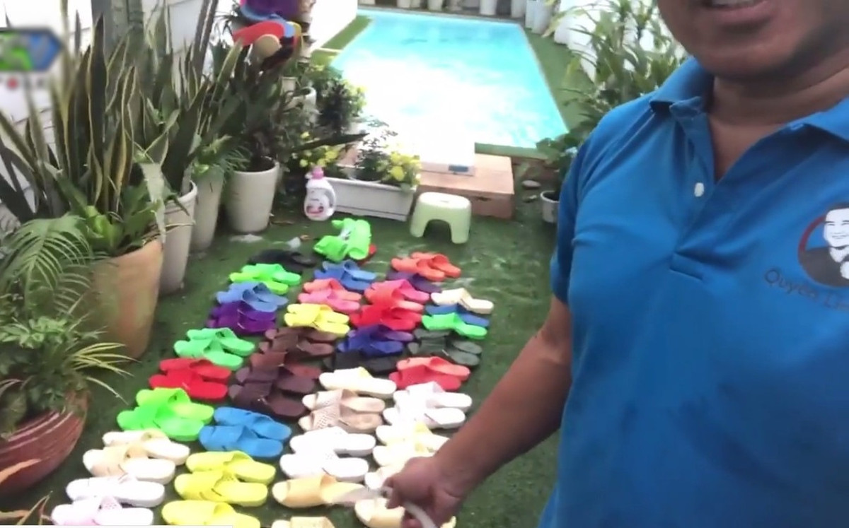 Sau khi cọ rửa xong chậu dép tổ ong, Quyền Linh xếp ngay ngắn từng đôi ra sân và rửa lại bằng nước thường. Anh tâm sự, việc ở nhà mùa dịch sẽ thú vị hơn với những việc làm như vậy, đồng thời nhắn nhủ tới người hâm mộ thực hiện nghiêm túc cách ly xã hội, chung tay phòng chống COVID-19.