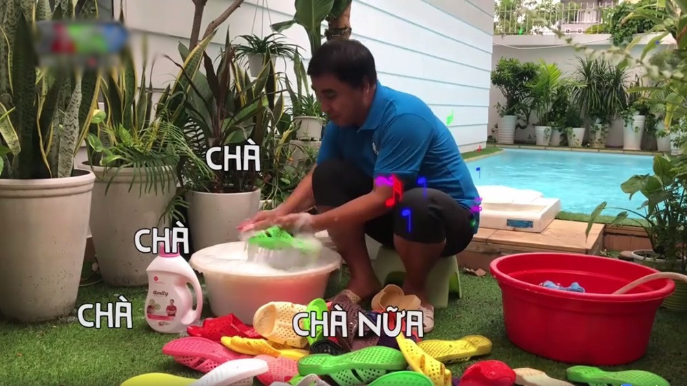 MC cho biết đang nghỉ ở nhà tránh dịch và dành phần lớn thời gian để làm các công việc trong nhà như lau nhà, giặt quần áo, cọ rửa dép,....