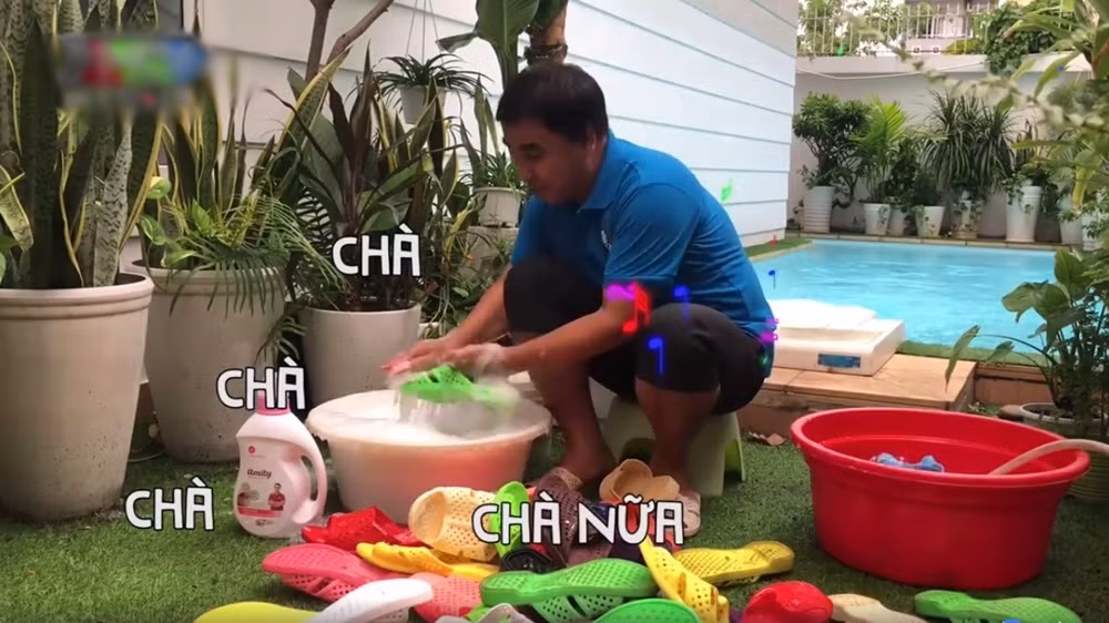 MC cho biết đang nghỉ ở nhà tránh dịch và dành phần lớn thời gian để làm các công việc trong nhà như lau nhà, giặt quần áo, cọ rửa dép,....