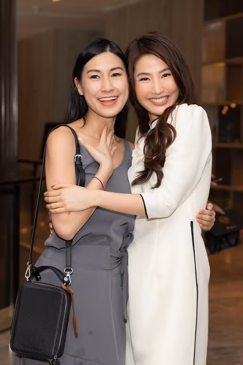 Kathy Uyên thân thiết cùng Diễm My.