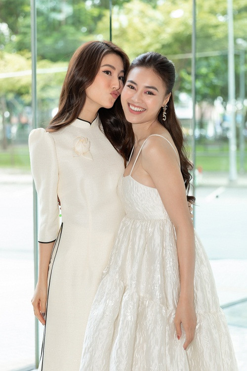 Diễn viên Ninh Dương Lan Ngọc gợi cảm trong chiếc váy trắng đến mừng Diễm My lên chức.
