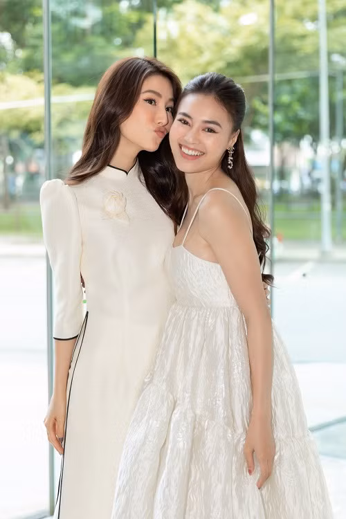 Diễn viên Ninh Dương Lan Ngọc gợi cảm trong chiếc váy trắng đến mừng Diễm My lên chức.