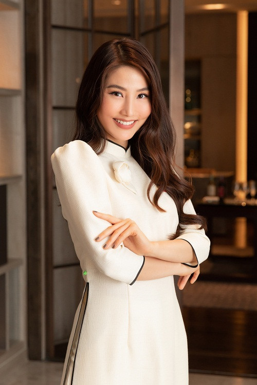 Trong buổi lễ nhậm chức, nữ diễn viên "Tình yêu và tham vọng" lựa chọn một thiết kế áo dài đơn giản, tôn lên đường nét thanh thoát, mảnh mai.