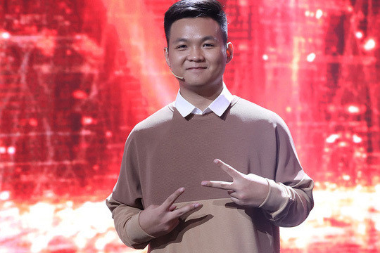 Năm 2019, Việt Hoàng xuất hiện trong chương trình Siêu trí tuệ Việt Nam và để lại ấn tượng sâu sắc với khán giả bằng điểm 10 tuyệt đối về độ khó và tổng điểm 145, một trong những số điểm cao nhất của chương trình từ trước đến nay. Anh chàng cũng ghi điểm với lối nói chuyện duyên dáng cùng kiến thức uyên thâm trên nhiều lĩnh vực.