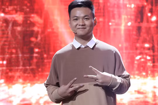 Năm 2019, Việt Hoàng xuất hiện trong chương trình Siêu trí tuệ Việt Nam và để lại ấn tượng sâu sắc với khán giả bằng điểm 10 tuyệt đối về độ khó và tổng điểm 145, một trong những số điểm cao nhất của chương trình từ trước đến nay. Anh chàng cũng ghi điểm với lối nói chuyện duyên dáng cùng kiến thức uyên thâm trên nhiều lĩnh vực.