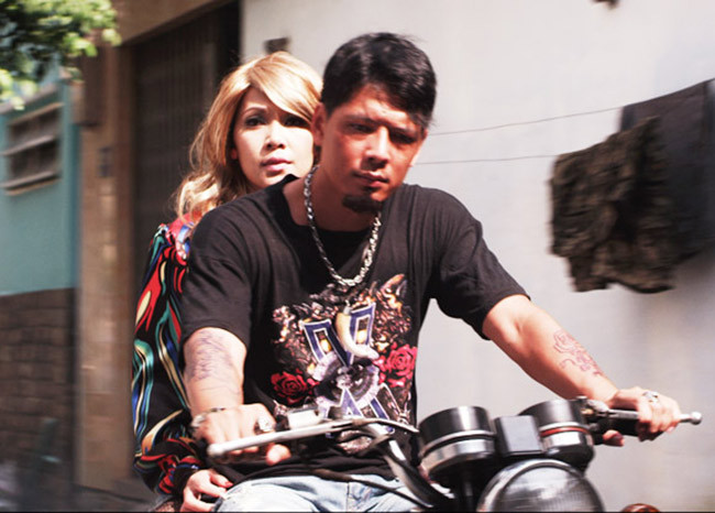 Ngoài đời, Đinh Y Nhung sở hữu hình thể đẹp, săn chắc nhờ duy trì tập luyện thể thao đều đặn. Nữ diễn viên khoe vóc dáng đáng mơ ước khi vòng hai không một chút mỡ thừa.