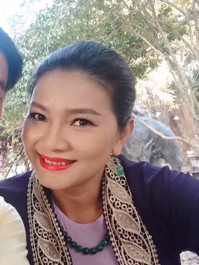 Sinh năm 1977, nữ hoàng cảnh nóng một thời của màn ảnh Việt giờ đây vẫn giữ được vẻ đẹp đằm thắm.