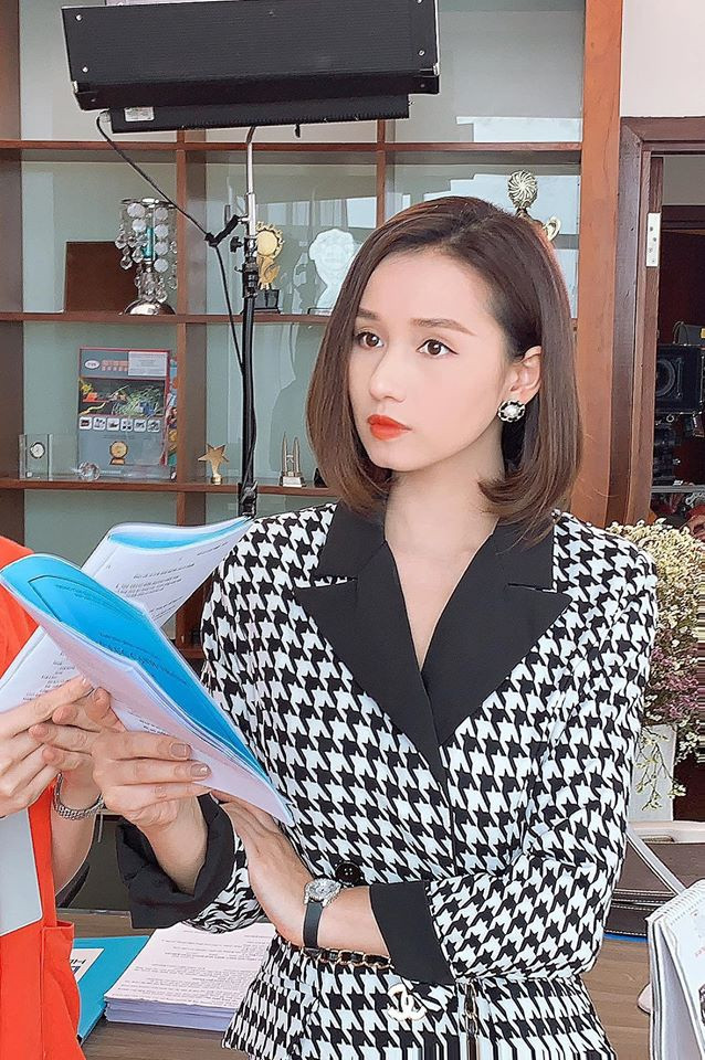 "Mỗi lần đi quay, tôi đều kéo theo vài vali đồ. Các cô chú, anh chị trong đoàn cũng trêu chưa lần nào thấy tôi mặc lại đồ cũ. Tôi chuẩn bị rất kỹ cho vai Tuệ Lâm vì tôi hiểu nhân vật mà mình hóa thân. Mỗi phân cảnh, tôi sẽ xuất hiện với bộ đồ mới hoàn toàn" - Lã Thanh Huyền tâm sự.