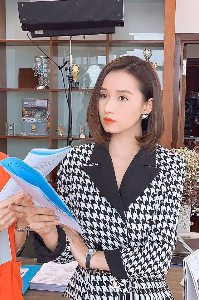 "Mỗi lần đi quay, tôi đều kéo theo vài vali đồ. Các cô chú, anh chị trong đoàn cũng trêu chưa lần nào thấy tôi mặc lại đồ cũ. Tôi chuẩn bị rất kỹ cho vai Tuệ Lâm vì tôi hiểu nhân vật mà mình hóa thân. Mỗi phân cảnh, tôi sẽ xuất hiện với bộ đồ mới hoàn toàn" - Lã Thanh Huyền tâm sự.