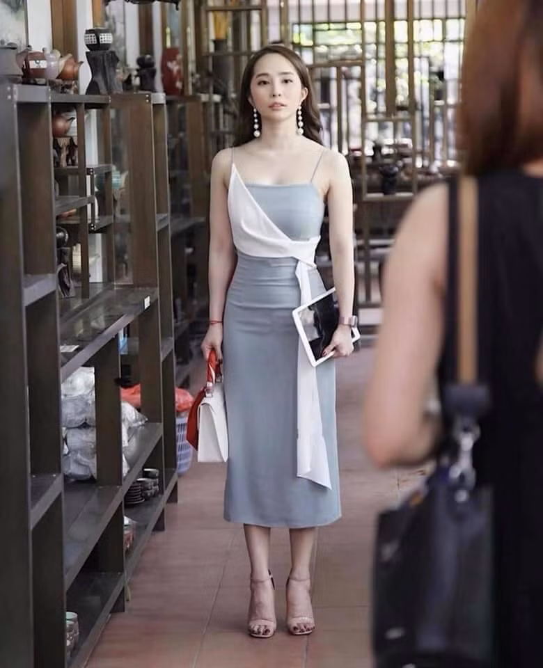 Hay như Quỳnh Nga chia sẻ cô cũng đầu tư không nhỏ về khoản trang phục cho hai vai diễn gần đây - Nhã tiểu tam (Về nhà đi con) và Quỳnh Trinh (Sinh tử). Một số bộ cánh của nhân vật Nhã từng được khán giả yêu thích và hỏi mua.