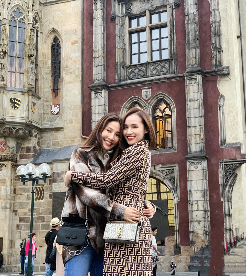 Thông thường, các diễn viên có thể tự sắm trang phục hoặc nhận tài trợ từ các nhãn hàng trong nước. Và để tạo được hình ảnh ấn tượng khi lên sóng, không ít nữ diễn viên phim truyền hình giờ vàng sẵn sàng "chơi lớn", đầu tư một khoản tiền lớn. Lã Thanh Huyền là một ví dụ.