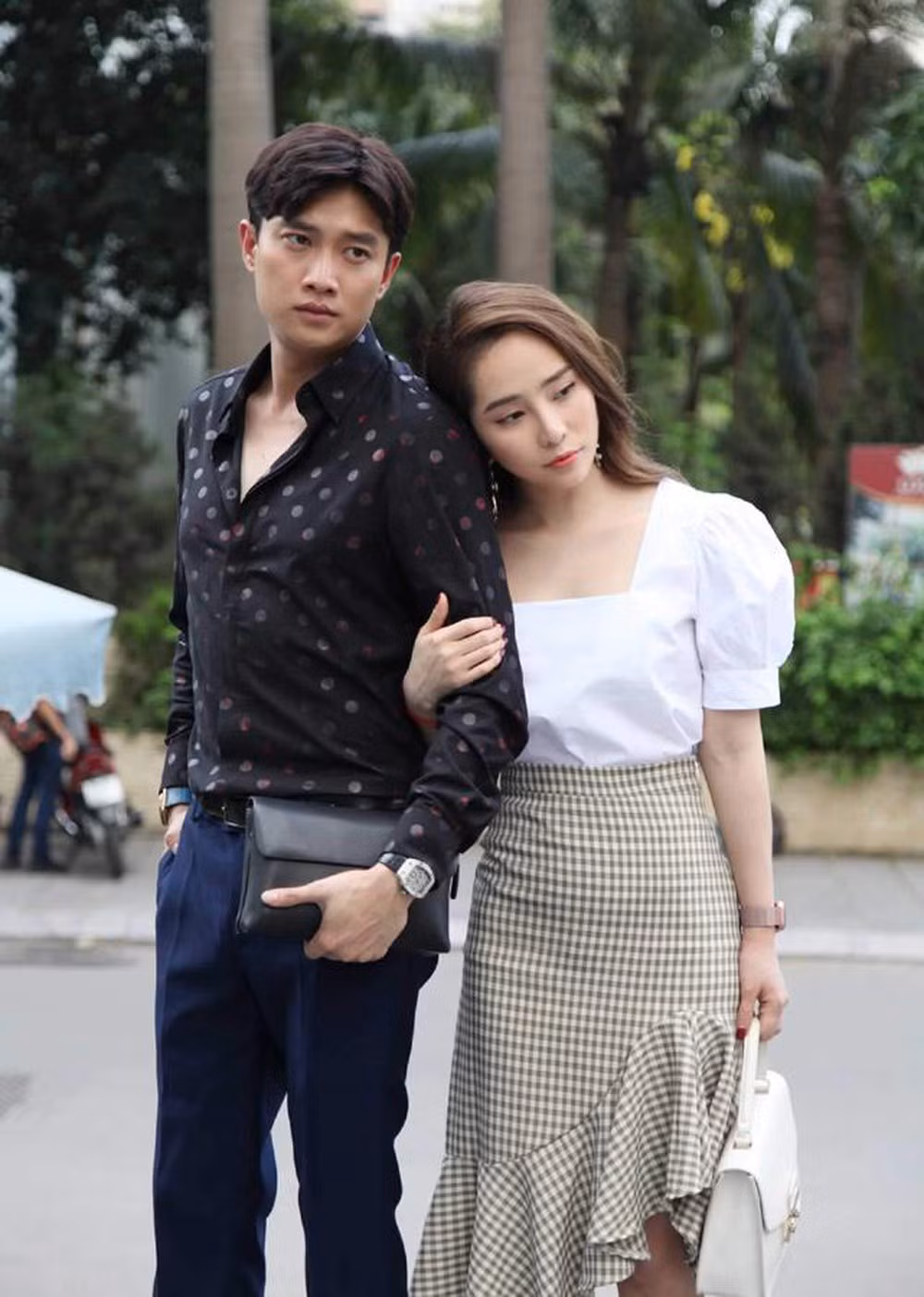 Riêng với vai "gái ngành" Quỳnh Trinh, nữ diễn viên kể cô đầu tư trên dưới 100 bộ đồ. Trong đó, một nửa được nhãn hàng trài trợ, một nửa tự chi tiền sắm.