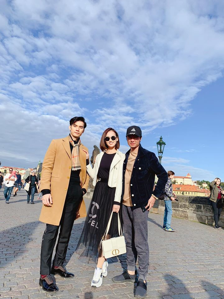 Tuệ Lâm của Tình yêu và tham vọng tiết lộ với Zing cô mua mới khoảng 5 vali quần áo để phục vụ vai diễn. Theo cô, Tuệ Lâm là con gái của một tài phiệt, lại đảm đương vai trò Phó Tổng giám đốc của một công ty, nên ngoại hình không thể xuề xòa, đơn giản.