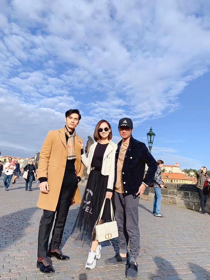 Tuệ Lâm của Tình yêu và tham vọng tiết lộ với Zing cô mua mới khoảng 5 vali quần áo để phục vụ vai diễn. Theo cô, Tuệ Lâm là con gái của một tài phiệt, lại đảm đương vai trò Phó Tổng giám đốc của một công ty, nên ngoại hình không thể xuề xòa, đơn giản.