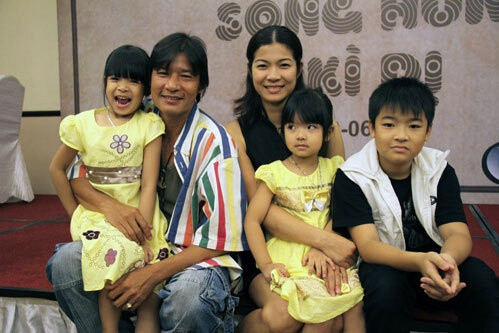 Trước đây, trong một bài chia sẻ, Hoài Nam cho biết anh từng quyết định tạm ngừng đóng phim vào năm 2002 vì cát-xê không đủ để trang trải gia đình. "Tôi có bốn cháu, ba gái, một trai, đang tuổi ăn học. Nhiều năm qua, tôi và bà xã mở một quán ăn nho nhỏ ở Hà Nội, kiếm sống qua ngày. Nói thật, làm nghệ thuật mãi lấy đâu ra tiền mà sống. Để đảm bảo kinh tế gia đình, tôi chuyển sang buôn bán, cũng là để có thời gian chăm bẵm các con nên người", anh chia sẻ.