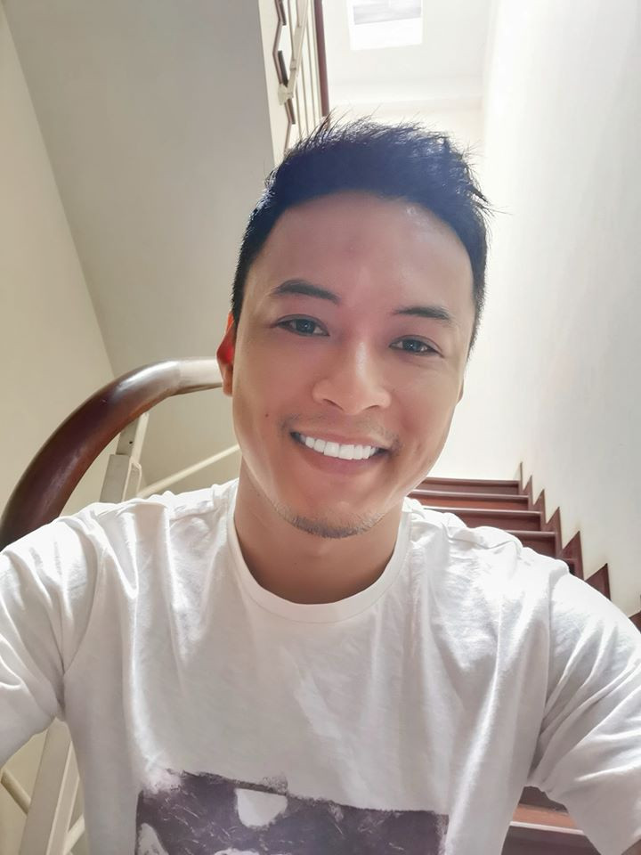 Hiện tại, Hồng Đăng không tham gia phim truyền hình với tần suất dày đặc như ngày trước. Dự án nổi bật gần nhất của anh là Hoa hồng trên ngực trái cùng bạn diễn quen thuộc Hồng Diễm. Nam diễn viên chủ yếu nhận lời mời quảng cáo và kinh doanh cùng vợ. Trong nhiều lần chia sẻ, Hồng Đăng cho hay vợ chồng anh chưa bao giờ giận nhau quá một ngày bởi họ cứ xa là nhớ. Nửa kia luôn dành cho chồng những lời khen vào mỗi sáng khiến anh cảm thấy ấm áp, có động lực.