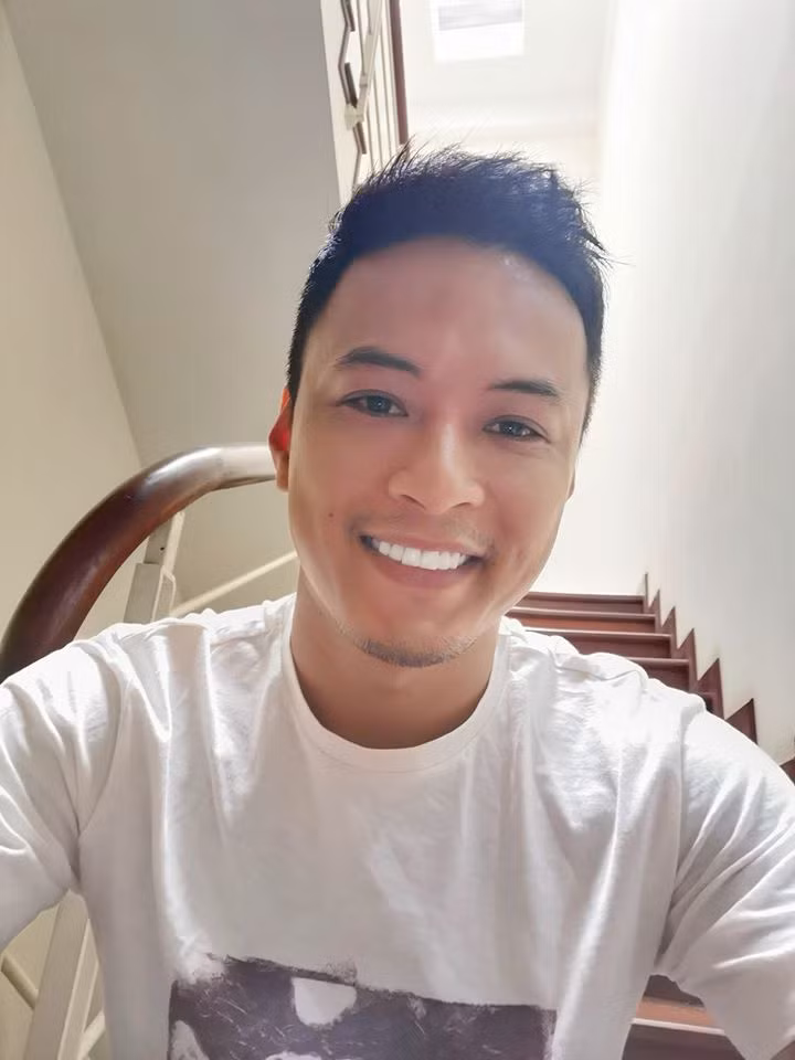 Hiện tại, Hồng Đăng không tham gia phim truyền hình với tần suất dày đặc như ngày trước. Dự án nổi bật gần nhất của anh là Hoa hồng trên ngực trái cùng bạn diễn quen thuộc Hồng Diễm. Nam diễn viên chủ yếu nhận lời mời quảng cáo và kinh doanh cùng vợ. Trong nhiều lần chia sẻ, Hồng Đăng cho hay vợ chồng anh chưa bao giờ giận nhau quá một ngày bởi họ cứ xa là nhớ. Nửa kia luôn dành cho chồng những lời khen vào mỗi sáng khiến anh cảm thấy ấm áp, có động lực.