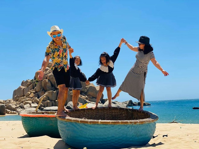 Trên trang cá nhân, Hồng Đăng luôn chia sẻ hình ảnh gia đình hạnh phúc. Hiện tại, Hồng Đăng - Anh Đào đã có 2 con gái, và luôn chia sẻ về nhau đầy yêu thương.