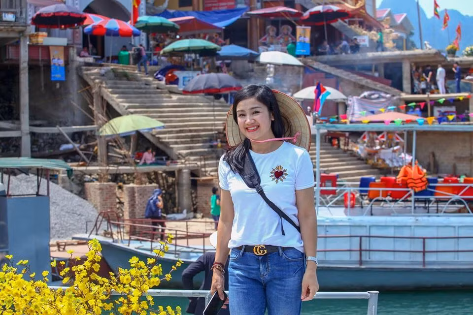 Nữ diễn viên chia sẻ, cô không hề áp lực với cái tên mỹ miều mà khán giả đã đặt cho - "lá ngọc cành vàng" nên cũng không quá áp lực chuyện xuất hiện thật lộng lẫy trước công chúng. Cô quan niệm mỗi độ tuổi có một nét đẹp riêng. Một diễn viên bản lĩnh và yêu nghề sẽ không bị tác động bởi điều đó.