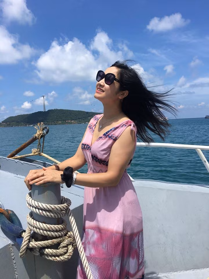 Về đời tư, nữ nghệ sĩ sinh năm 1969 cũng rất kiệm lời. Thậm chí, thông tin về hôn nhân cũng rất hiếm. Hiện Thu Hà hạnh phúc bên người chồng làm kinh doanh.