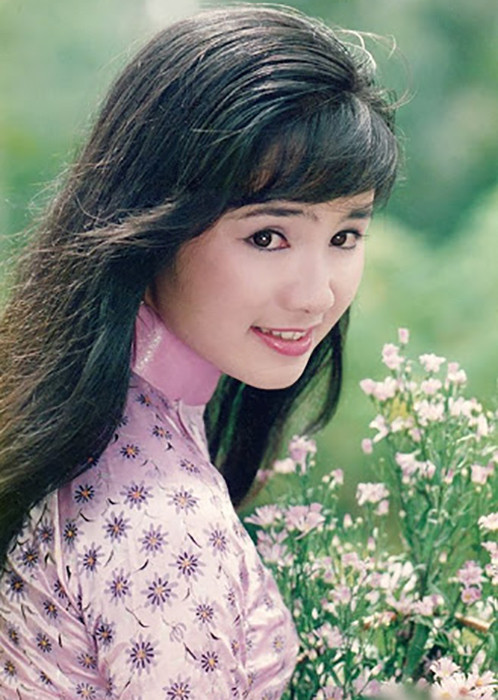 Năm 20 tuổi, chị lần đầu đóng vai chính trong phim lịch sử "Đêm hội Long Trì", tiếp đó là "Lá ngọc cành vàng", "Canh bạc"...