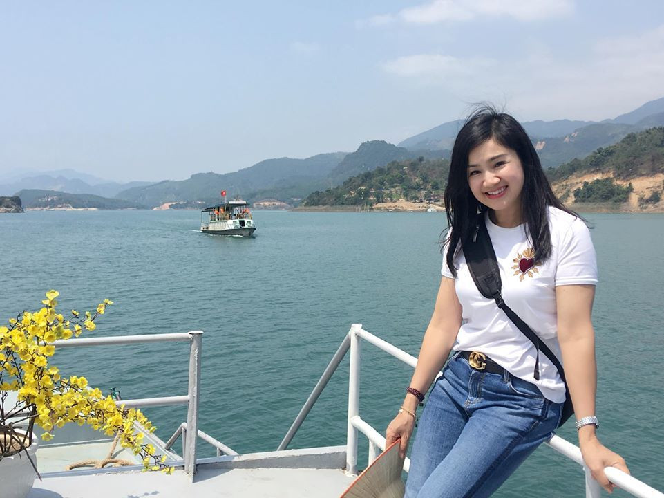 Chính vì vậy, đời thường, Thu Hà tạo cho mình phong cách thật sự thoải mái nhất. Cô thường mặc quần jeans, áo phông. Chính phong cách này càng khiến cho Thu Hà trẻ trung hơn tuổi thật.