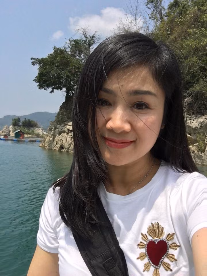 Nhiều người cảm giác, nó giống như con người của cô, bình lặng sống và bình lặng yêu. Có thời gian, cô không mặn mà với phim truyền hình.