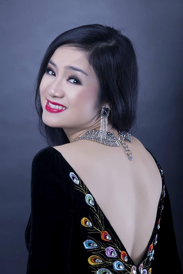 Chia sẻ bí quyết gìn giữ vẻ đẹp, nghệ sĩ cho biết, quan trọng nhất là giữ lối sống lành mạnh, sinh hoạt điều độ và không thể bỏ qua việc chăm sóc làn da cũng như cơ thể mỗi ngày.