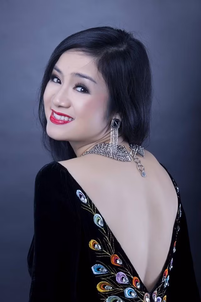 Chia sẻ bí quyết gìn giữ vẻ đẹp, nghệ sĩ cho biết, quan trọng nhất là giữ lối sống lành mạnh, sinh hoạt điều độ và không thể bỏ qua việc chăm sóc làn da cũng như cơ thể mỗi ngày.