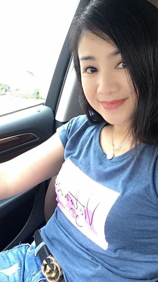 "Tôi sống bình lặng. Ngoài diễn sân khấu, hàng ngày tôi dành thời gian còn lại chăm sóc gia đình, đưa con đi học rồi đón con về. Tôi đã quen nếp sống sáng ra mở mắt thấy con, đi ngủ thấy con", Thu Hà chia sẻ.