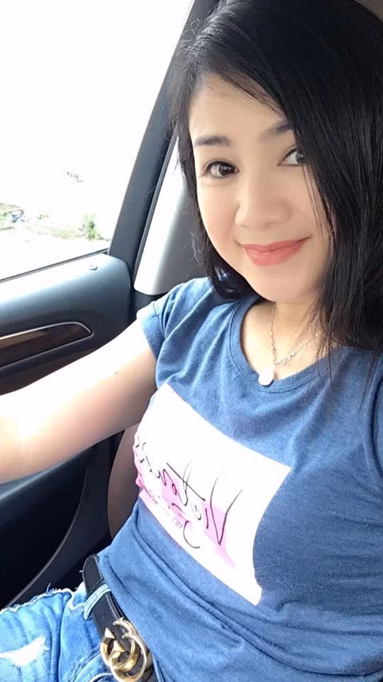 "Tôi sống bình lặng. Ngoài diễn sân khấu, hàng ngày tôi dành thời gian còn lại chăm sóc gia đình, đưa con đi học rồi đón con về. Tôi đã quen nếp sống sáng ra mở mắt thấy con, đi ngủ thấy con", Thu Hà chia sẻ.