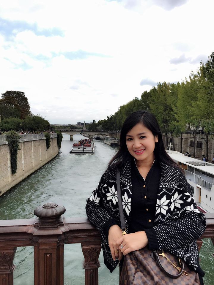 Cô duy trì lối sinh hoạt điều độ, không nhuộm tóc, không lạm dụng mỹ phẩm và sử dụng một số biện pháp hỗ trợ làm đẹp khác để nuôi dưỡng, duy trì làn da căng mịn, trẻ trung.