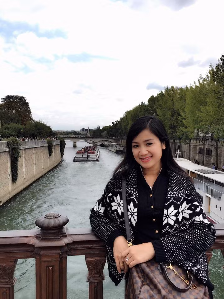 Cô duy trì lối sinh hoạt điều độ, không nhuộm tóc, không lạm dụng mỹ phẩm và sử dụng một số biện pháp hỗ trợ làm đẹp khác để nuôi dưỡng, duy trì làn da căng mịn, trẻ trung.