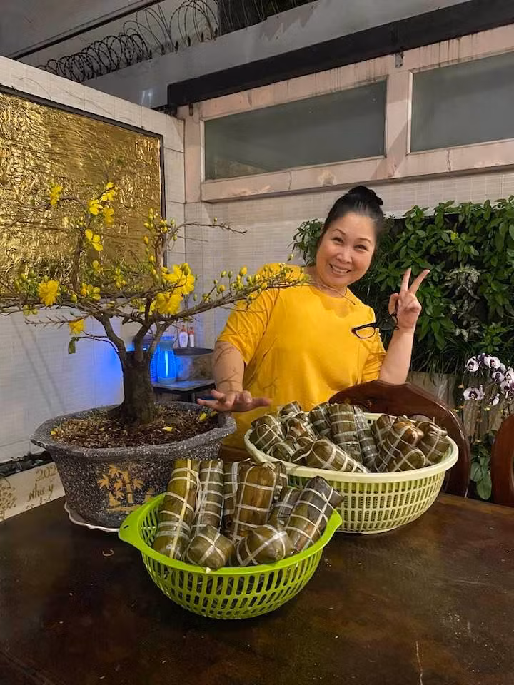 Khu gia trang này một tay do cựu diễn viên Lê Tuấn Anh bài trí. Tại đây, vợ chồng nghệ sĩ Hồng Vân cũng có đầy đủ nguyên liệu sạch cho bữa ăn của gia đình.